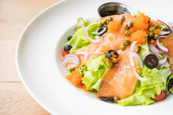 Ensalada de salmón en plato blanco — Foto de Stock