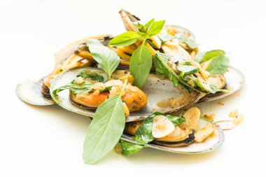 Kızarmış midye beyaz şarap ile