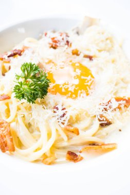 Spagetti carbonara beyaz plaka