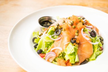 Beyaz tabak içinde somon salata