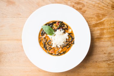 Acılı spagetti deniz ürünleri