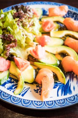 Avokado salata somon