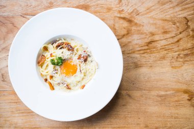 Spagetti carbonara çiğ yumurta ile 