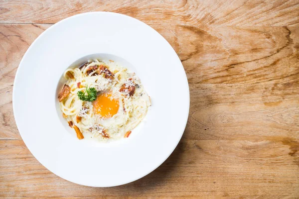 Espaguete carbonara com ovo cru — Fotografia de Stock