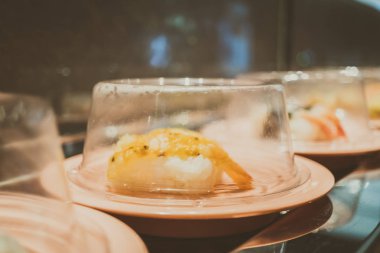 Konveyör bant suşi tepsi