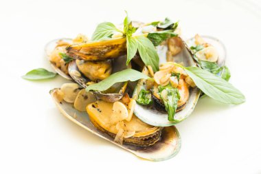 Kızarmış midye beyaz şarap ile