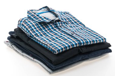 Erkek gömlek yığını