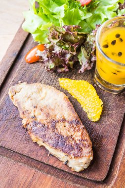 Kaz ciğeri biftek sebze ve tatlı sos ile