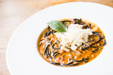 Acılı spagetti deniz ürünleri