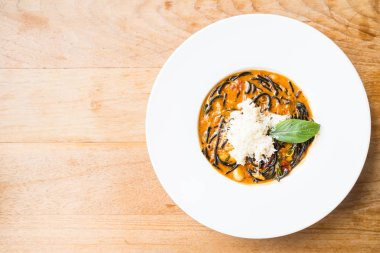 Acılı spagetti deniz ürünleri