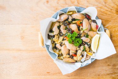 Kızarmış istiridye beyaz şarap ile