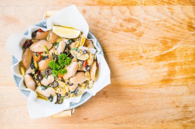 Kızarmış istiridye beyaz şarap ile