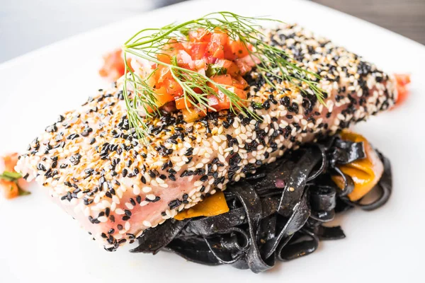 Stek z tuńczyka z grilla z makaronu i warzyw — Zdjęcie stockowe