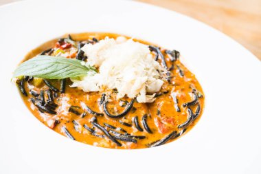 Acılı spagetti deniz ürünleri