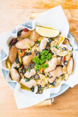 Kızarmış istiridye beyaz şarap ile