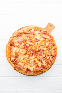 Hawai pizza plaka üzerinde