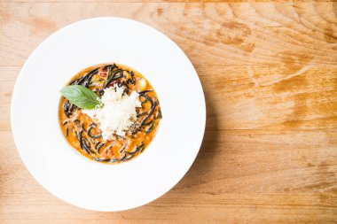 Acılı spagetti deniz ürünleri