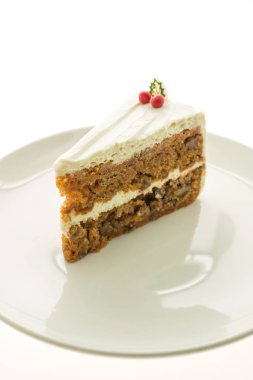 Havuçlu kek beyaz plaka