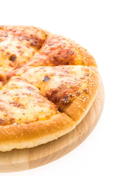 Ost pizza på träplatta — Stockfoto