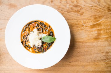 Acılı spagetti deniz ürünleri