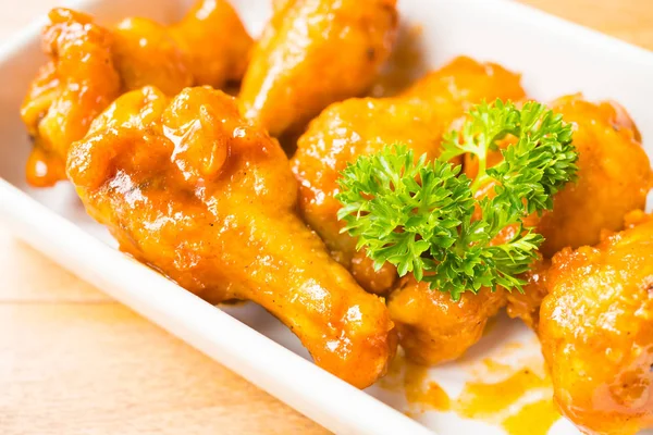 Izgara tavuk kanadı beyaz plaka