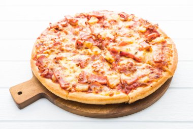 Ahşap plaka üzerinde Hawai pizza