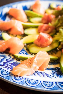 Avokado salata somon