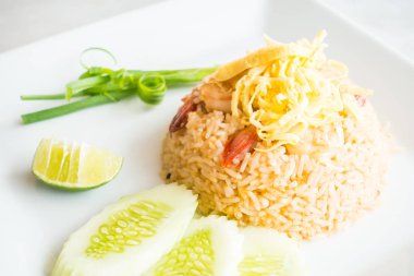 Karides ve yumurtalı pilav.