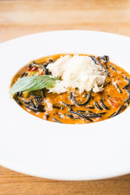 Acılı spagetti deniz ürünleri