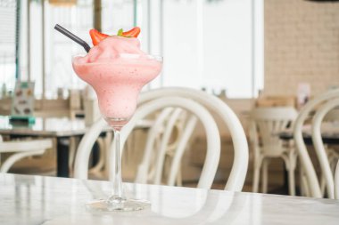 Çilek smoothies cam