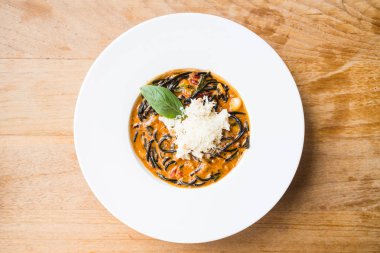 Acılı spagetti deniz ürünleri