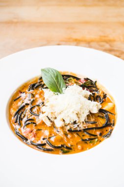 Acılı spagetti deniz ürünleri