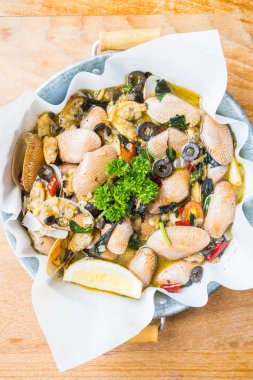 Kızarmış istiridye beyaz şarap ile