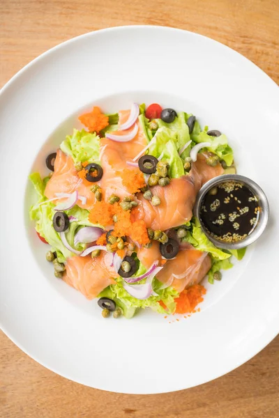 Ensalada de salmón en plato blanco — Foto de Stock