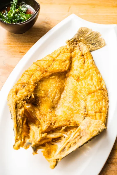 Pesce branzino fritto con piccante — Foto Stock