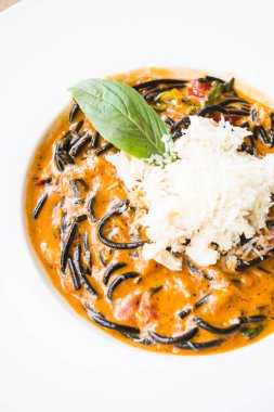 Acılı spagetti deniz ürünleri