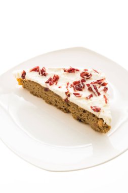 Kızılcık pasta ya da kek beyaz plaka