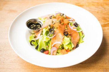 Beyaz tabak içinde somon salata