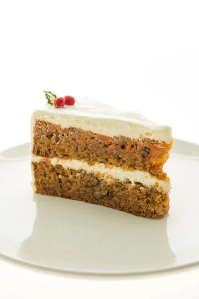 Морквяний пиріг у білій тарілці — стокове фото