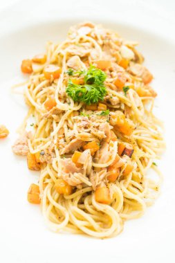 Ton balıklı spagetti beyaz plaka 