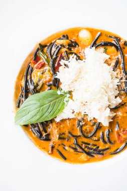 Acılı spagetti deniz ürünleri