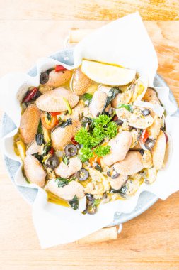 Kızarmış istiridye beyaz şarap ile