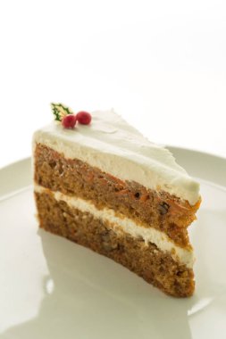 Havuçlu kek beyaz plaka