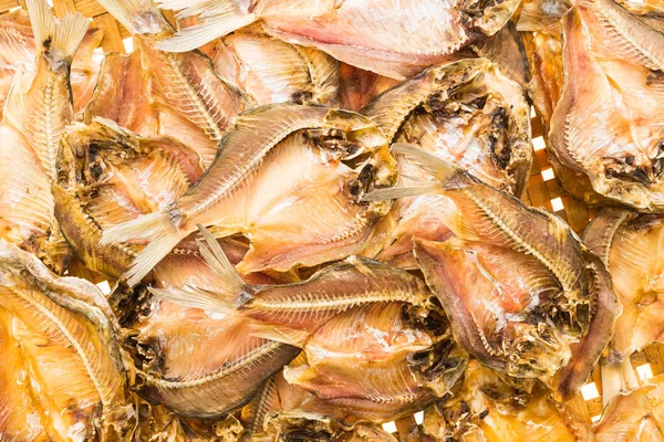 Pesce essiccato su vassoio — Foto Stock