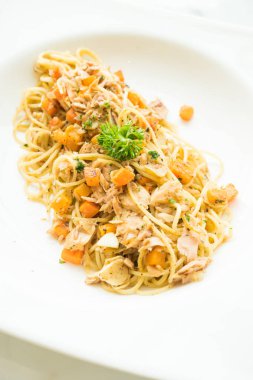 Ton balıklı spagetti beyaz plaka 