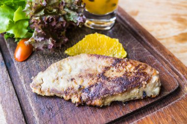 Kaz ciğeri biftek sebze ve tatlı sos ile