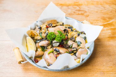 Kızarmış istiridye beyaz şarap ile