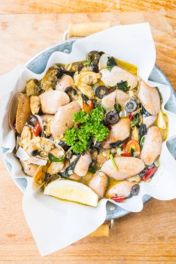 Kızarmış istiridye beyaz şarap ile