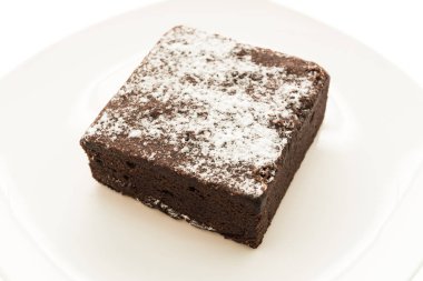 Beyaz tabak içinde çikolatalı kek