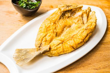 Kızarmış levrek balık beyaz plaka 